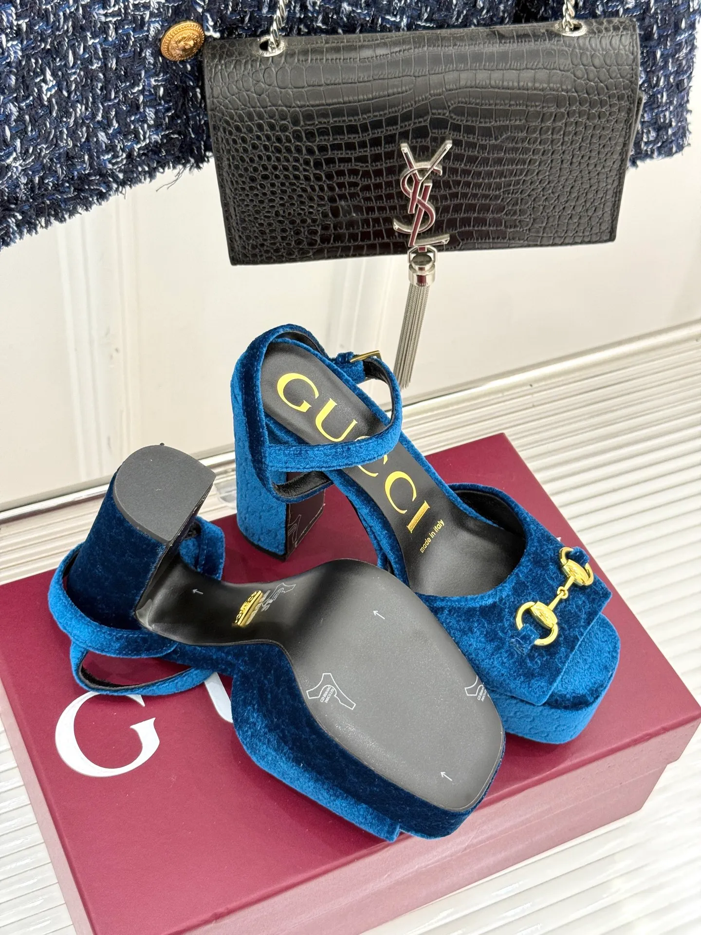 Factory direct sales p660🐘🐘Women's shoes Women's clothing Gucci/Gucci classic horsebit pointed velvet square toe waterproof platform high-heeled sandals When the classic horsebit meets velvet texture, these sandals have become synonymous with elegance and individuality. The square toe design breaks the sharpness of the pointed toe and adds a bit of retro laziness. The delicate velvet upper feels luxurious and shows a high-end texture with the flow of light and shadow. Every step brings a gentle aura. The iconic metal horsebit embellishes the shoe body, instantly awakening brand recognition and cleverly blending retro style with modern fashion. The golden ratio of waterproof platforms and high heels not only lengthens the leg lines but also reduces walking pressure, allowing elegance without compromising comfort. Whether worn with a gorgeous dress to attend a dinner party or paired with retro jeans for a daily look, it can easily hold the spotlight and become the finishing touch in the look, highlighting unique taste and extraordinary style. The fabric is made of original customized velvet and the inner pads are all sheepskin. Heel height: 10.8 Water platform: 3.3 Italian imported genuine leather outsole size: 35-39 (40/41/42 customized)